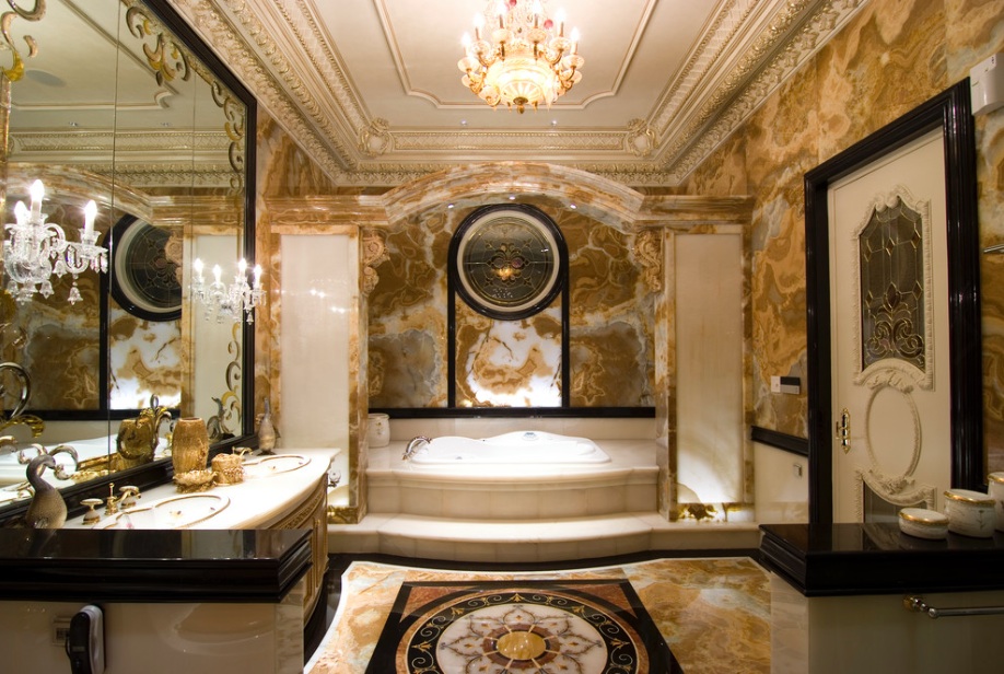 Klasik banyoda mermer renkli duvarlar