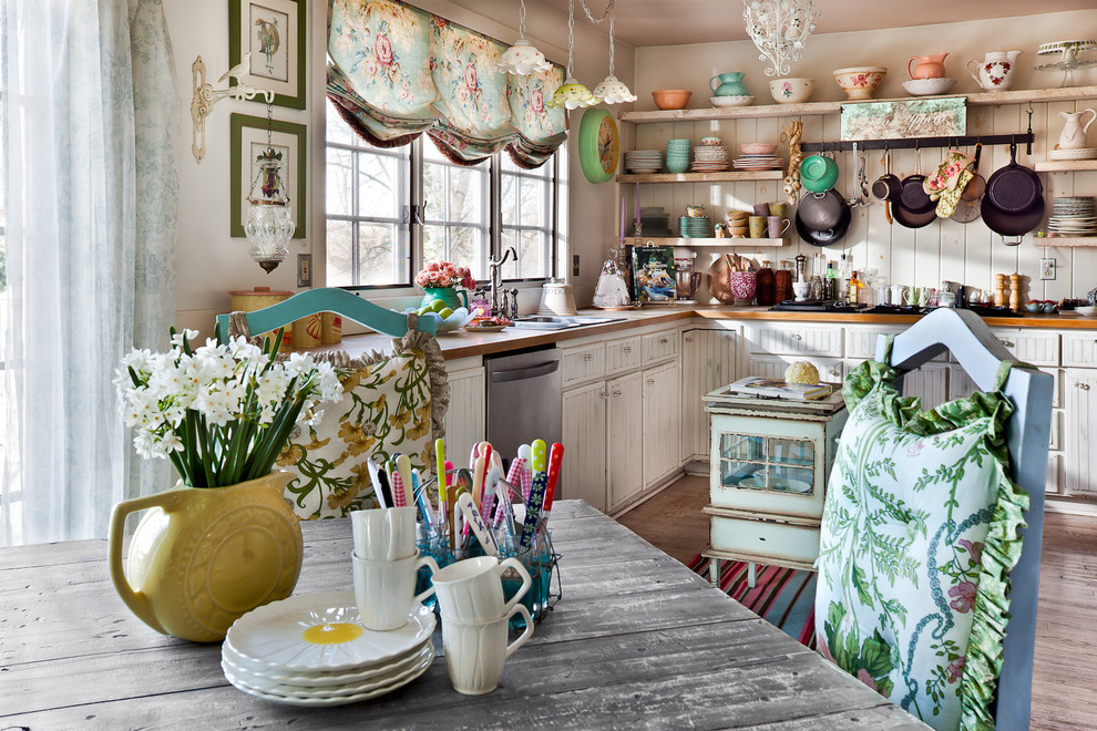 Gordijnen met bloemen in de keuken in de stijl van de Provence