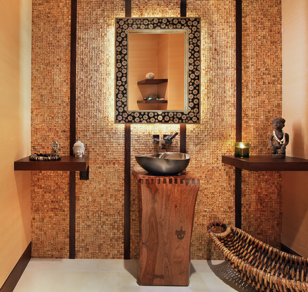 Koka mēbeles ēģiptiešu vannas istabas interjerā