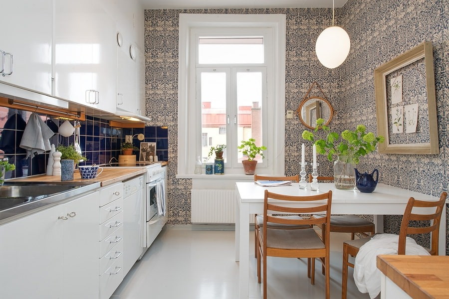 Houten stoelen in de eetkamer van de lineaire keuken