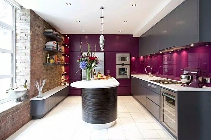 Purper schort in een moderne keuken