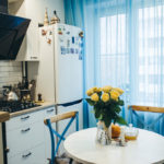 Blauw gordijn in het interieur van de keuken