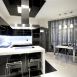 Rideaux gris dans une cuisine de style high-tech