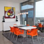 Oranje stoelen aan de eettafel