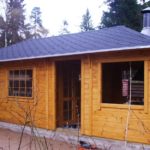 Maison d'été de planches sur un chalet d'été