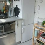 Kompakt bir mutfakta mobil raf