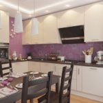 Șorț violet în bucătăria din colț