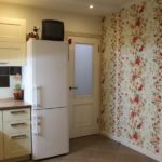 Foto de una cocina con papel tapiz floral