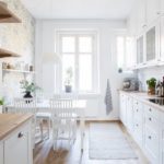 Hvitt kjøkken med spiseplass ved vinduet