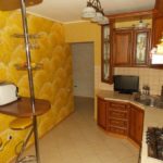 Papel tapiz amarillo en la cocina con un conjunto de esquina