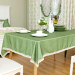 yeşil masa örtüsü üzerinde beyaz yemekleri
