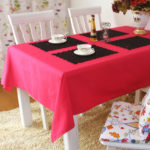 Kırmızı masa örtüsü yemekleri için siyah peçete