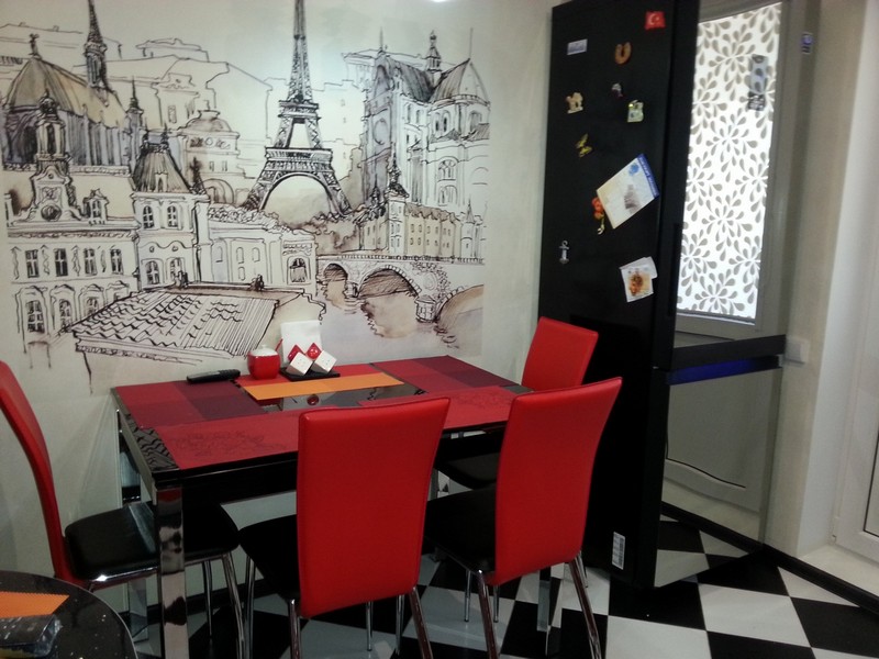 Sienas sienas gleznojums ar Parīzes attēlu uz virtuves sienas pilsētas dzīvoklī