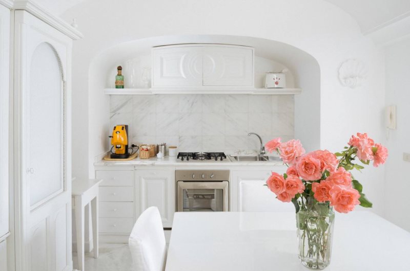 White set in the niche of the kitchen-dining room