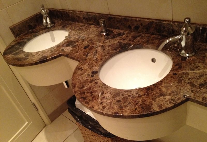 İki lavabo ile banyoda granit tezgah