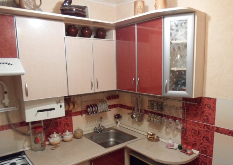 Bucătărie în colț cu gheizer în Hrușciov