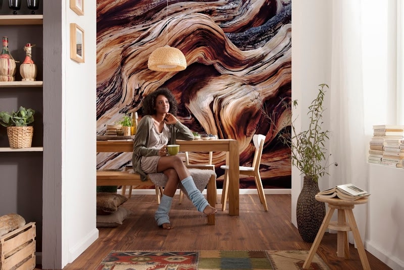 Papel de parede bonito com impressão de fotos na área de jantar da cozinha