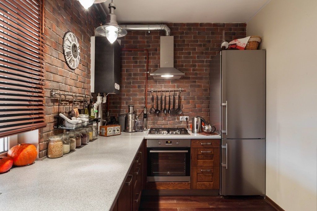 kleine loft-stijl keuken met bakstenen muur