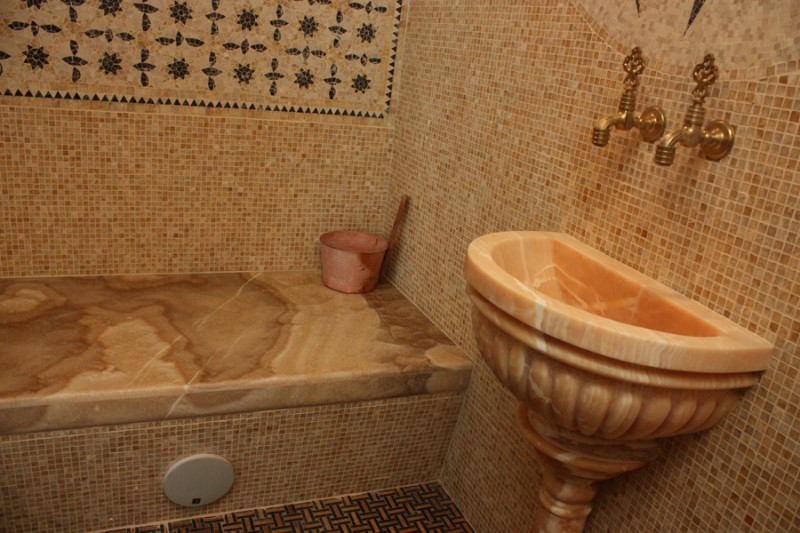 Marble turna in Turkish style bathtub