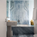 Banyo tasarımında mavi mermer