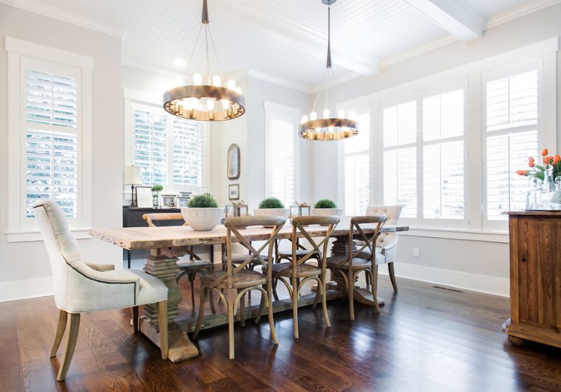 Gestoffeerde stoel aan de keukentafel gemaakt van hout