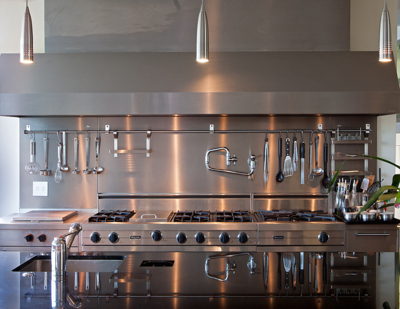 Modern mutfağın iç kısmındaki paslanmaz çelik