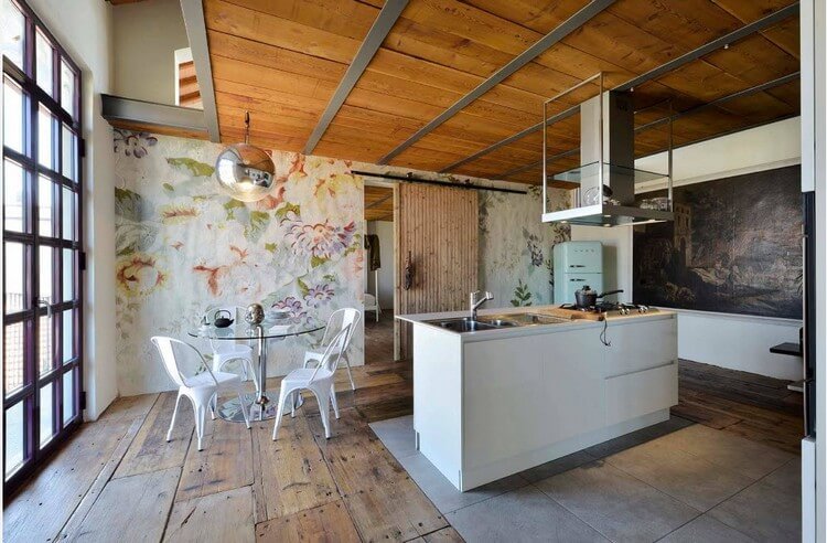 Teto de madeira em uma cozinha espaçosa