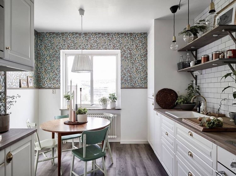 Lyst kjøkken med tapet etter renovering i 2019