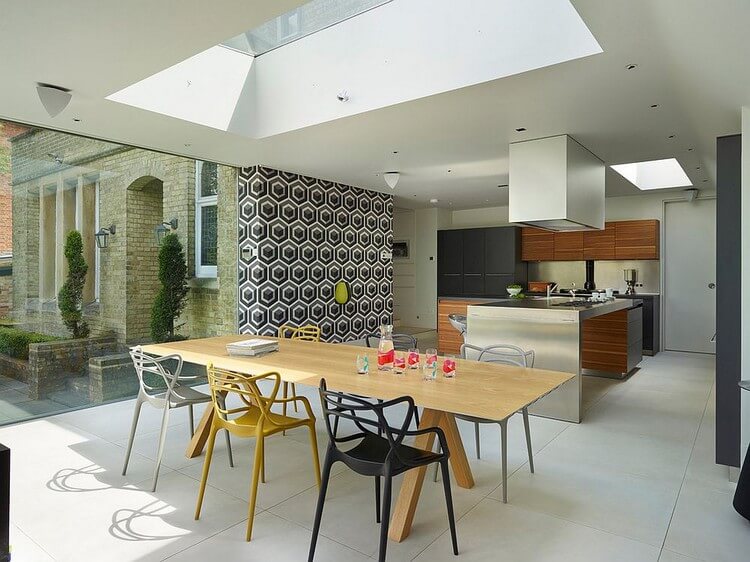 Design de uma sala de jantar cozinha com papel de parede de vinil