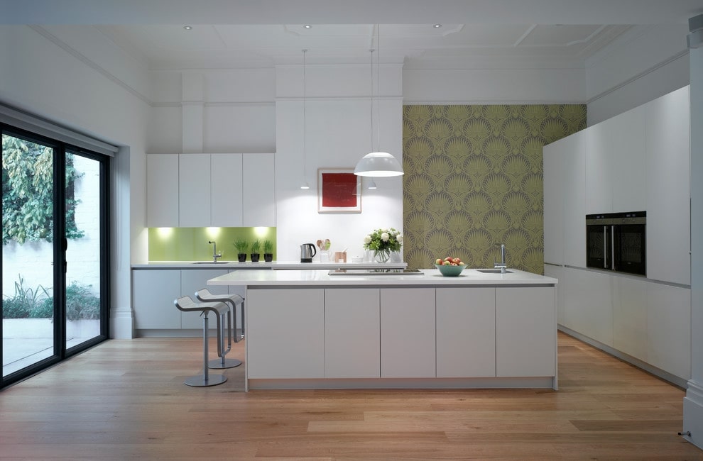 Tapet verde cu un ornament pe peretele bucătăriei într-un stil modern