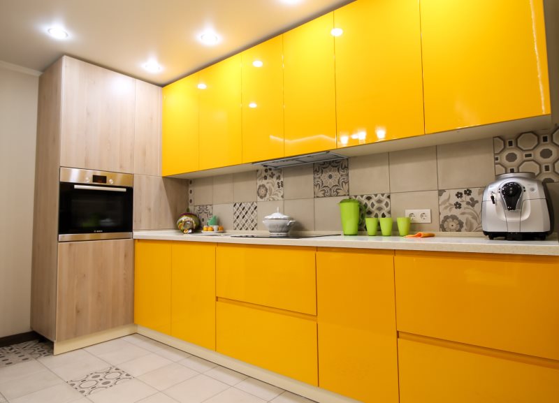 Glossy kitchen facades in orange
