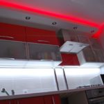 Mutfakta kırmızı tavan ışıkları