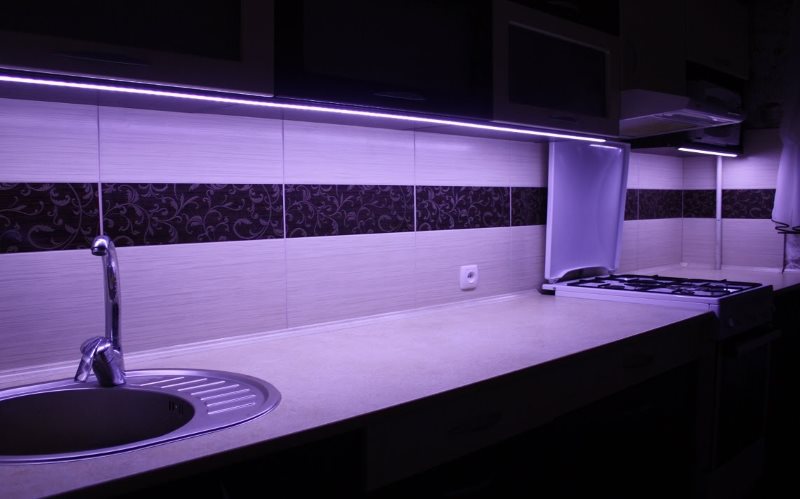 LED-verlichting voor wastafel en desktop in de keuken-woonkamer