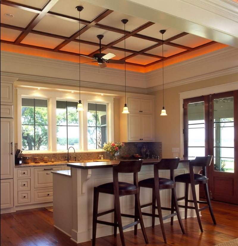 Klasik tarzda mutfakta turuncu tavan aydınlatması
