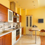Sarı duvarlı mutfak tasarımı