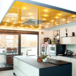 Tavanda spot ışıkları ile mutfak tasarımı