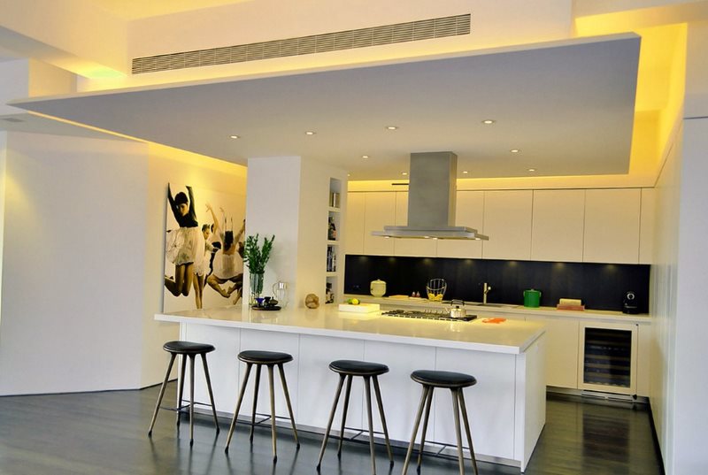 Tavan aydınlatması ile modern bir mutfak iç