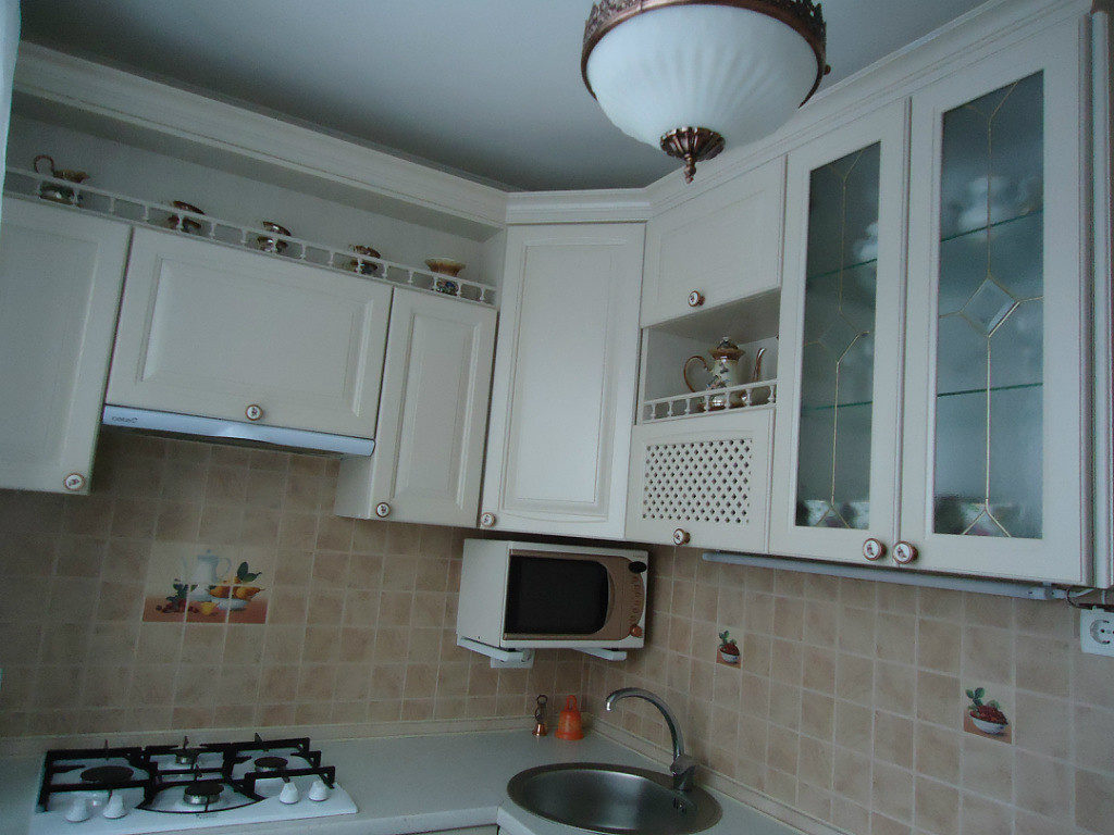 Fehér mennyezet egy kis négyzet alakú konyhában