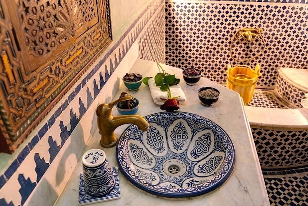 Keramické umyvadlo v koupelně v arabském stylu
