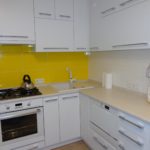 Șorț galben într-o bucătărie albă