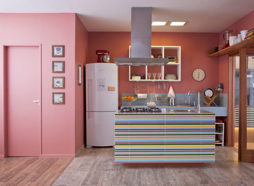 Modern bir mutfak iç pembe duvarlar