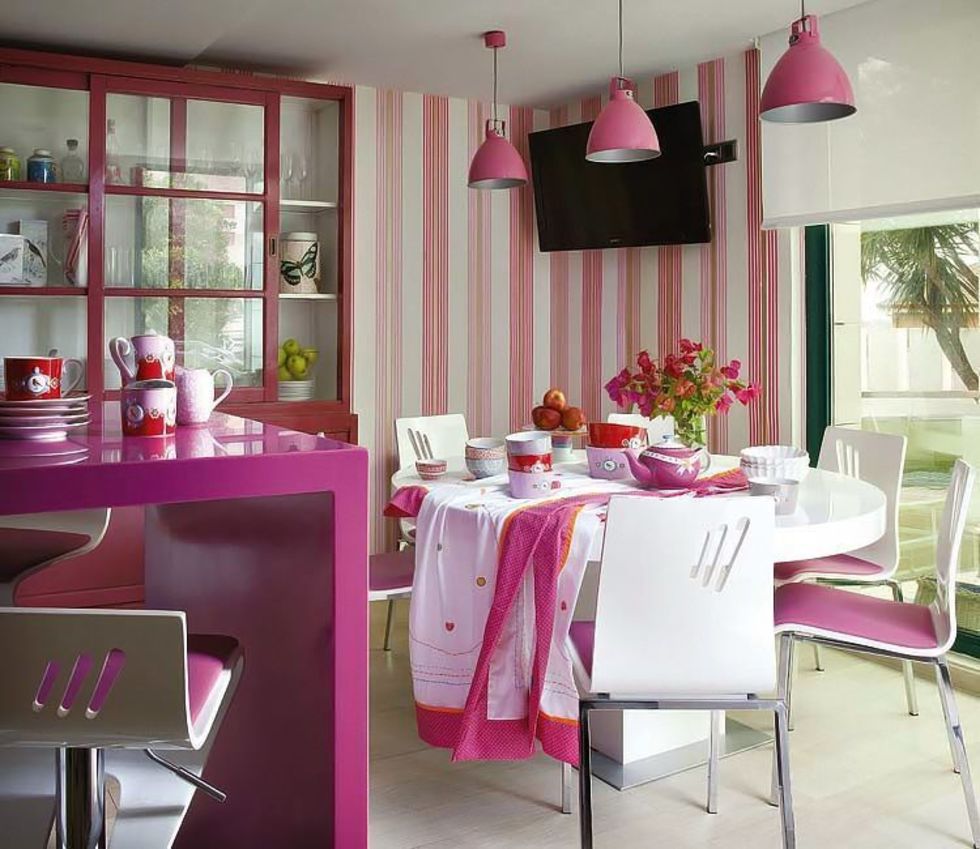 المشارب الوردي على خلفية في مطبخ منزل خاص