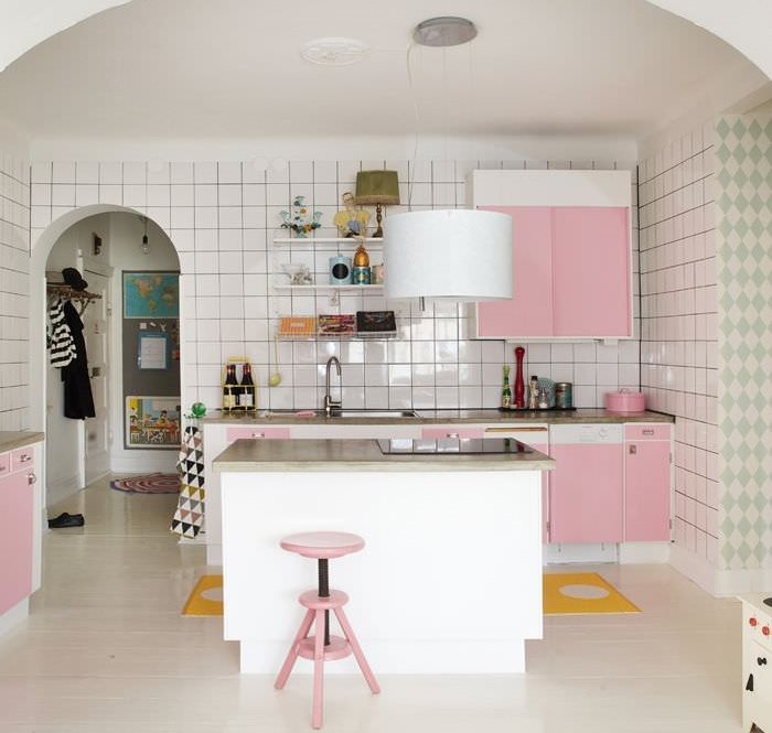 منطقة عمل المطبخ مع الأثاث الوردي