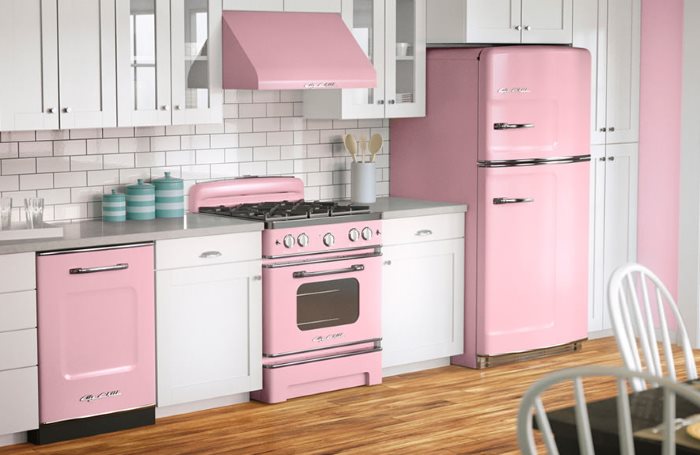 Lineaire keuken met roze koelkast