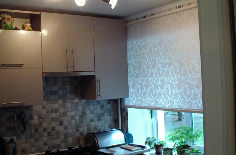 ضوء الأسطوانة الأعمى على نافذة مطبخ صغير