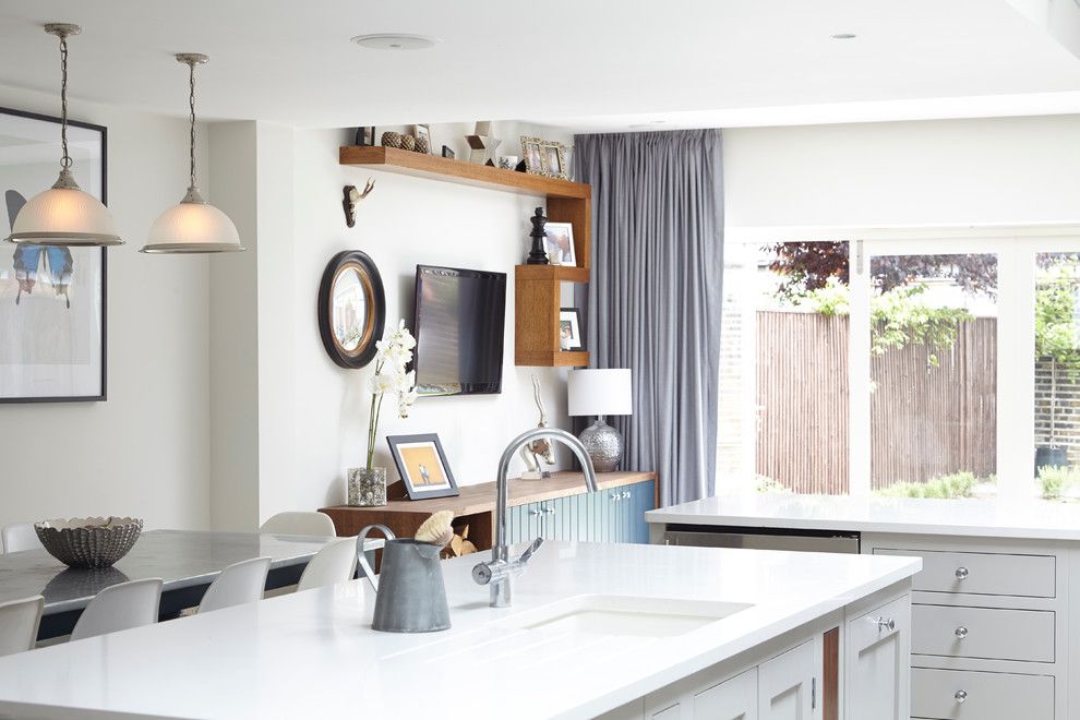 Hvitt kjøkken med trendy grå nyanser