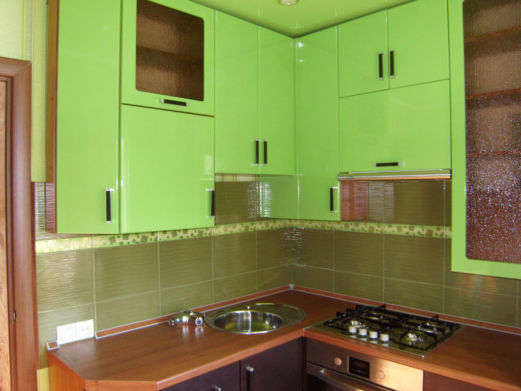 Green fronts of kitchen cabinets to the ceiling
