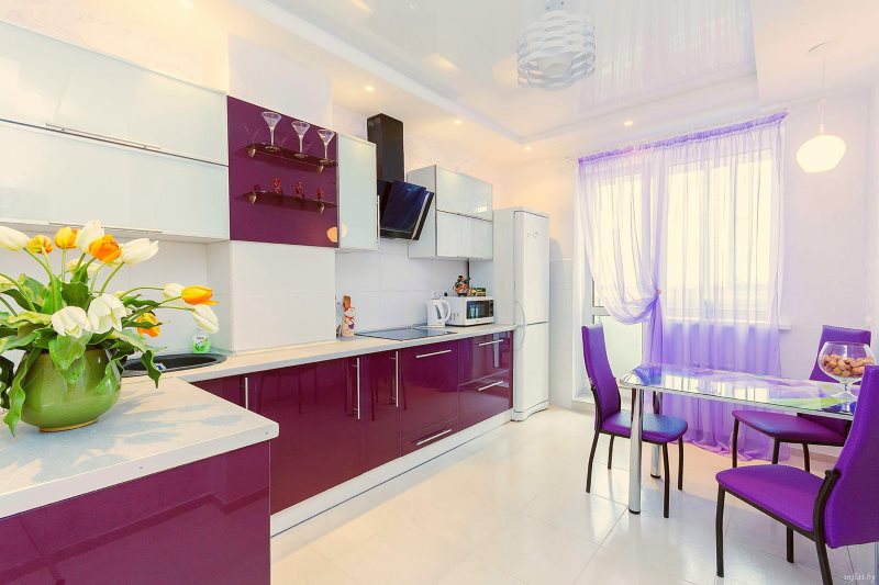 Rideaux lilas à l'intérieur d'une cuisine moderne