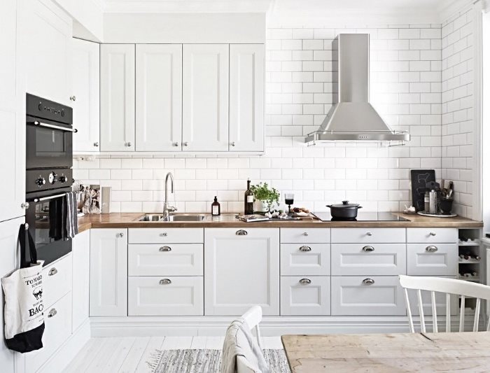 Lichte keuken in Scandinavische stijl gemaakt van hout