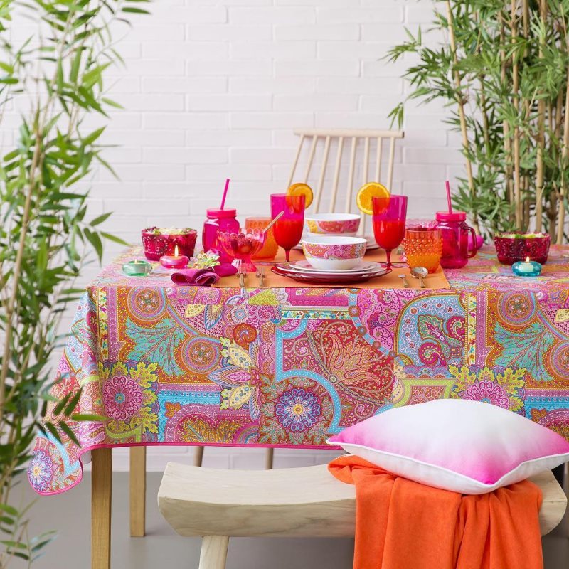 Mutfak sofra ile renkli bir masa örtüsü